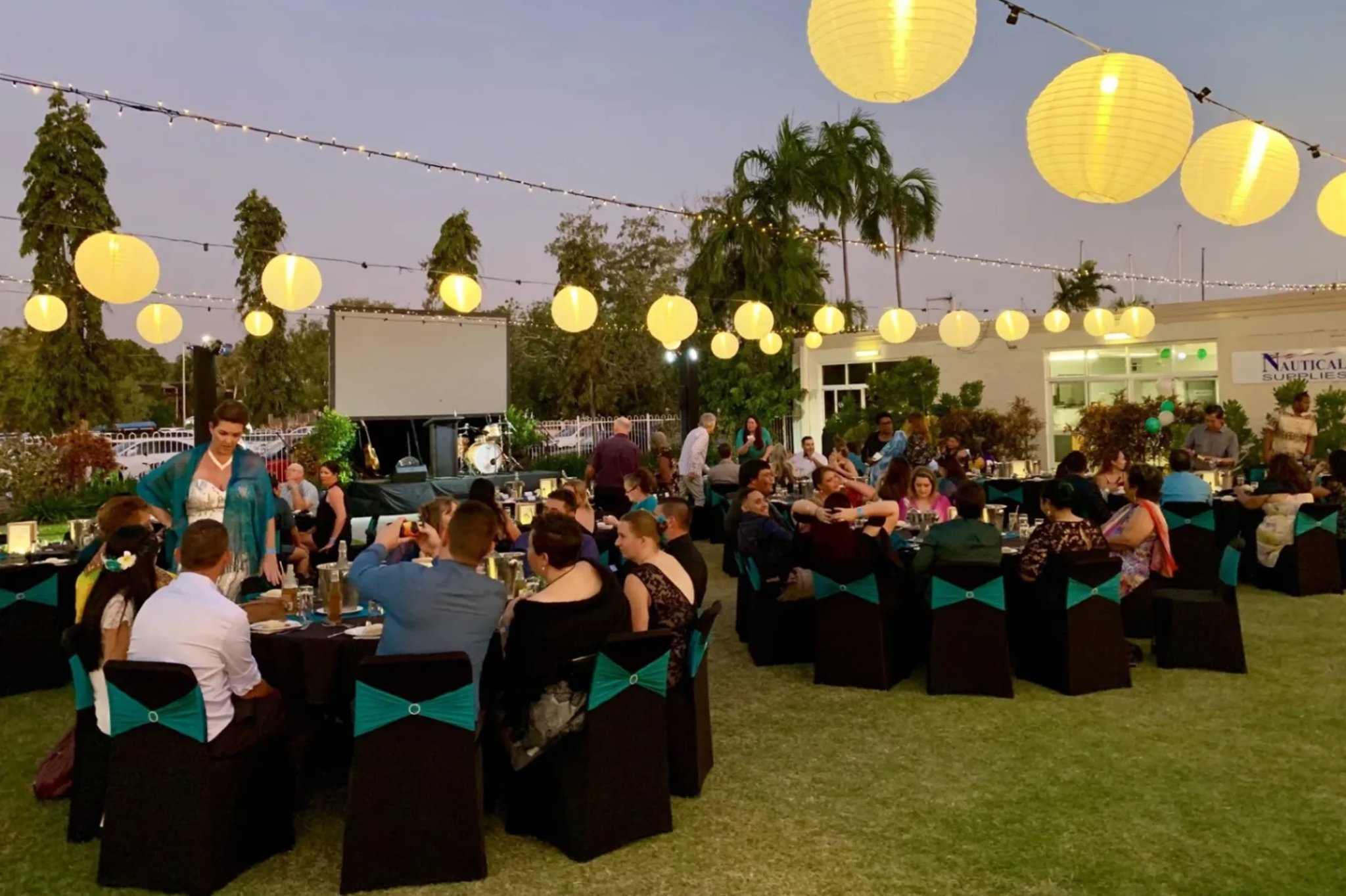A Garden-Themed, Intimate Wedding at the Brooklyn Botanic Garden, image size:2048x1364