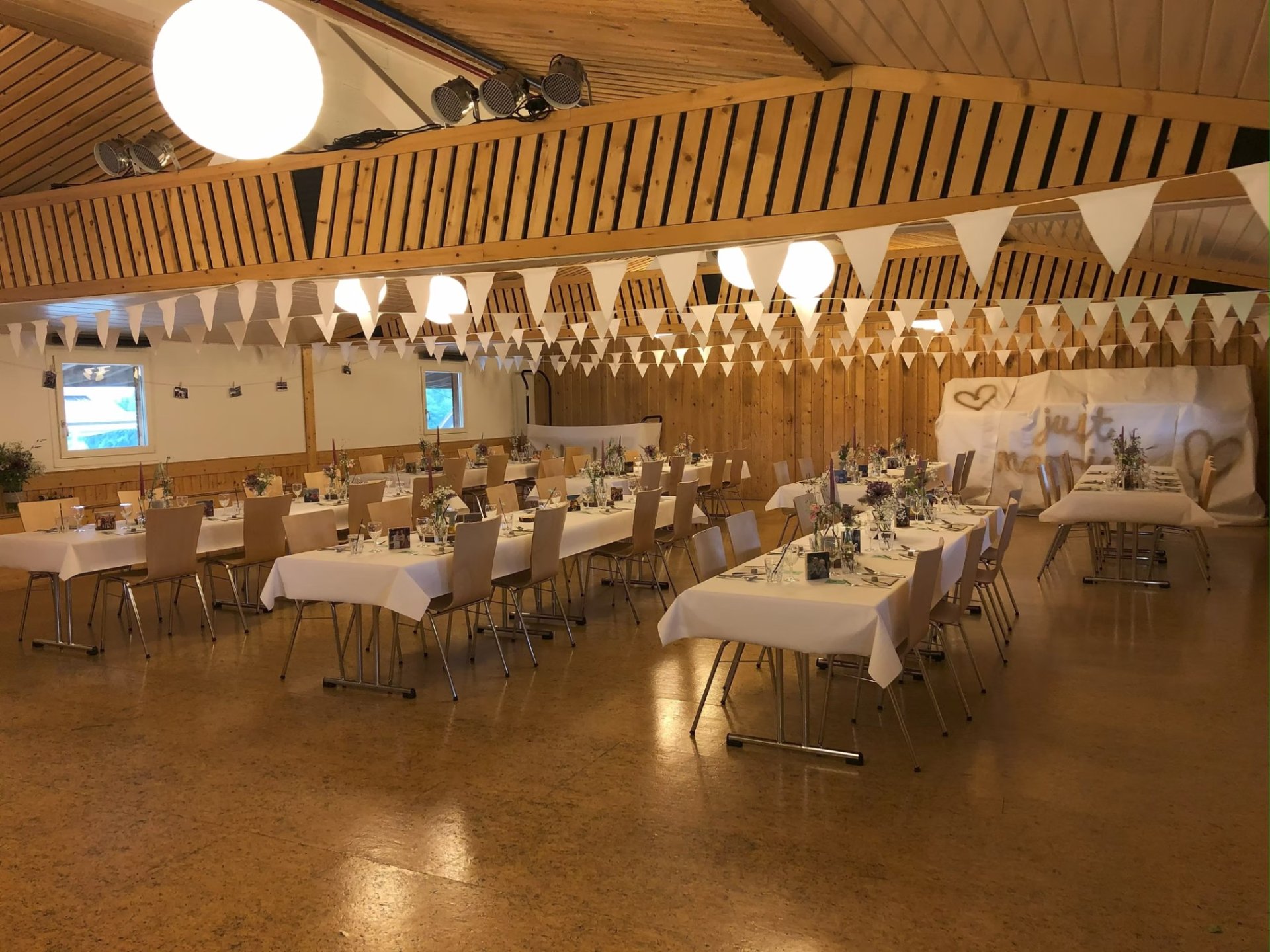 Saal mit Wimpelgirlanden und Hochzeitsdekoration