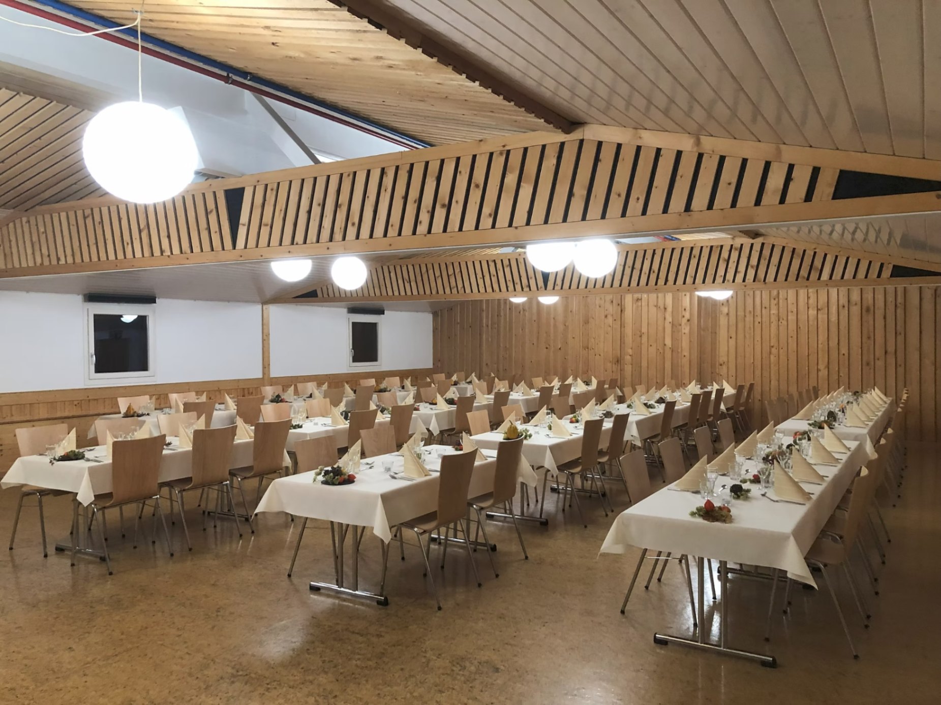 Lange Festtafel im Saal am Abend